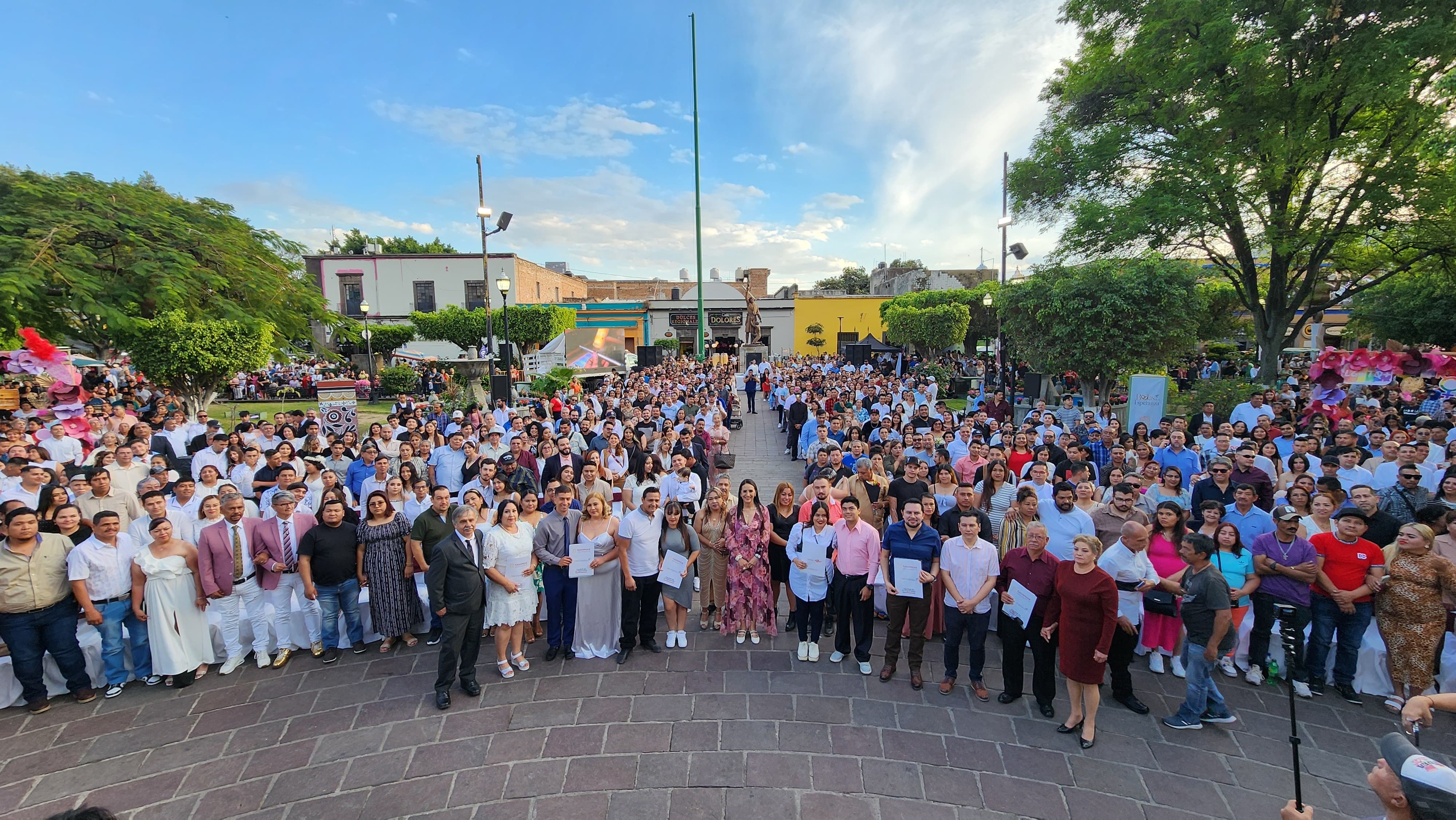 OFICIA LAURA IMELDA UNIÓN DE 338 PAREJAS EN LAS “BODAS DE LA ESPERANZA”