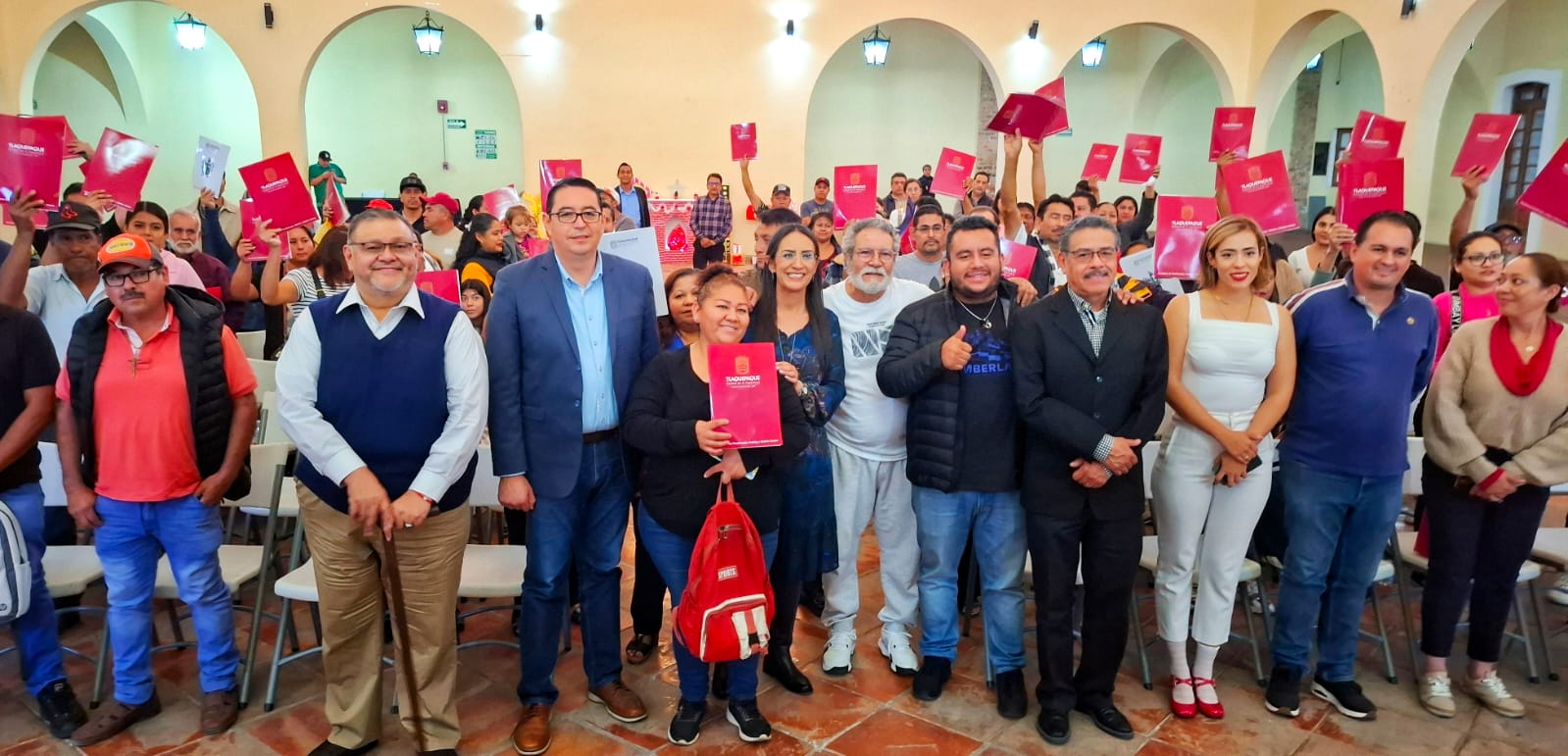 ENTREGA LAURA IMELDA 70 TÍTULOS DE PROPIEDAD A FAMILIAS TLAQUEPAQUENSES