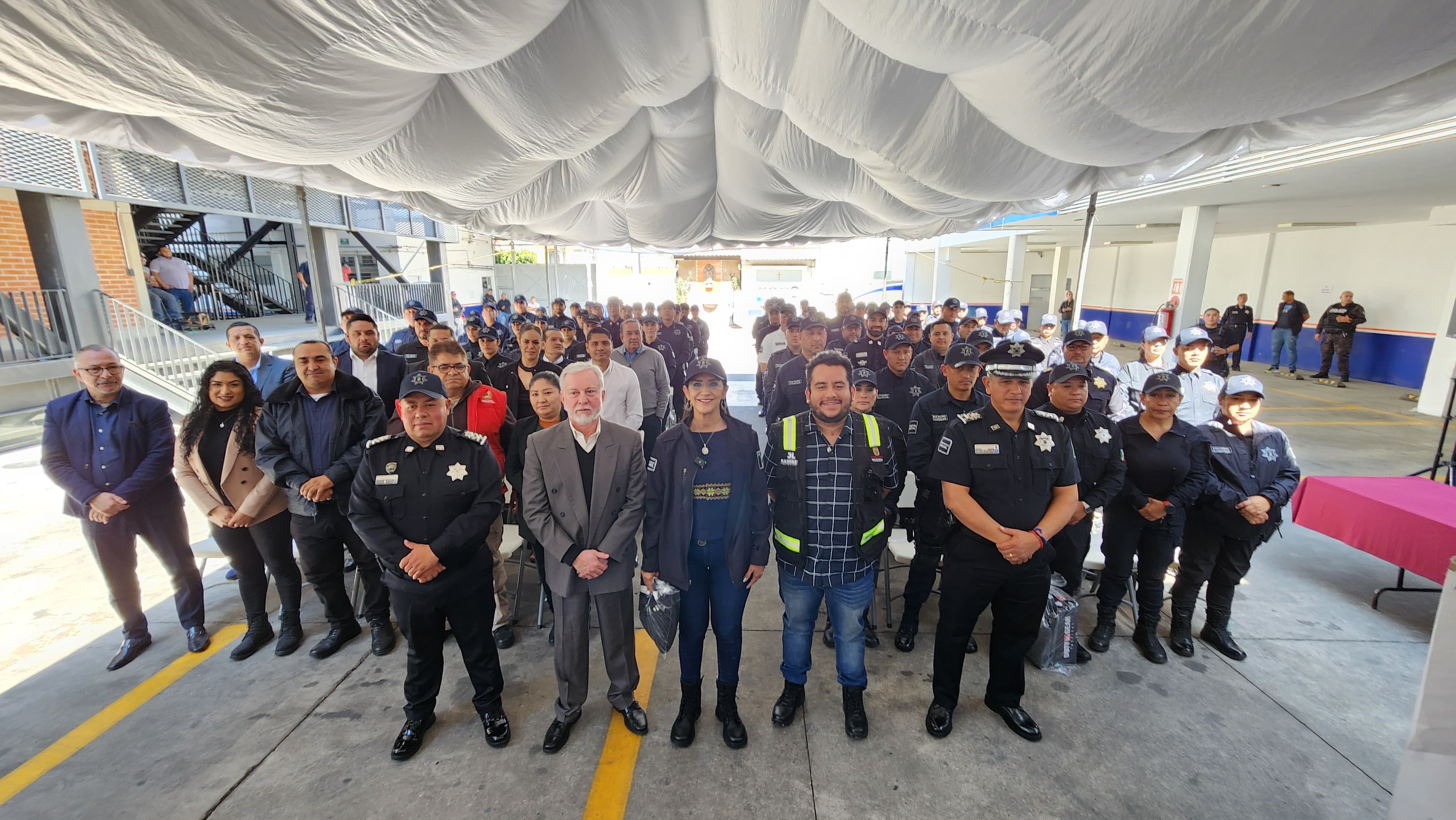 ENTREGAN UNIFORMES A LAS Y LOS POLICÍAS DE SAN PEDRO TLAQUEPAQUE